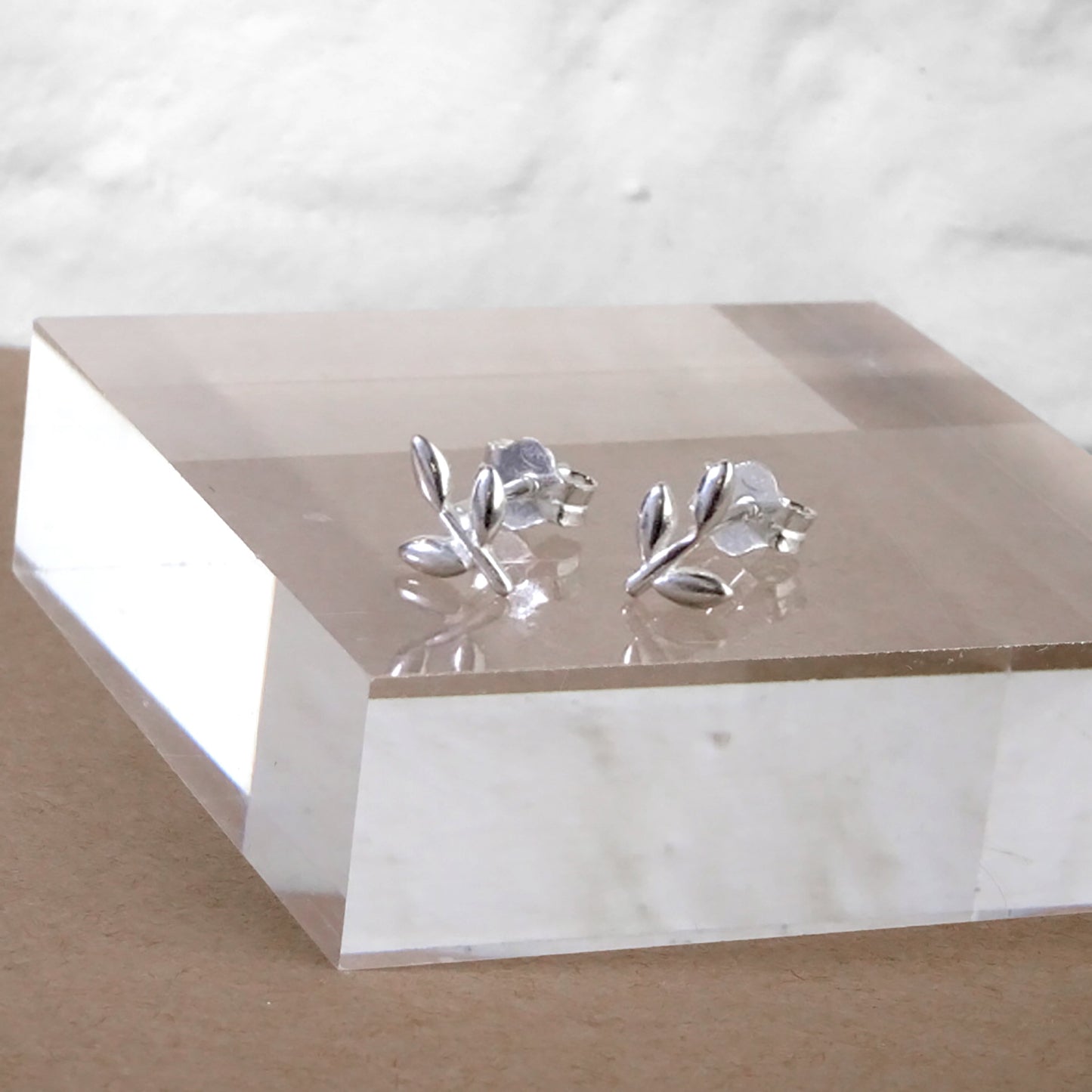 Boucles d'oreilles à tige en argent sterling en forme de feuille mignonne