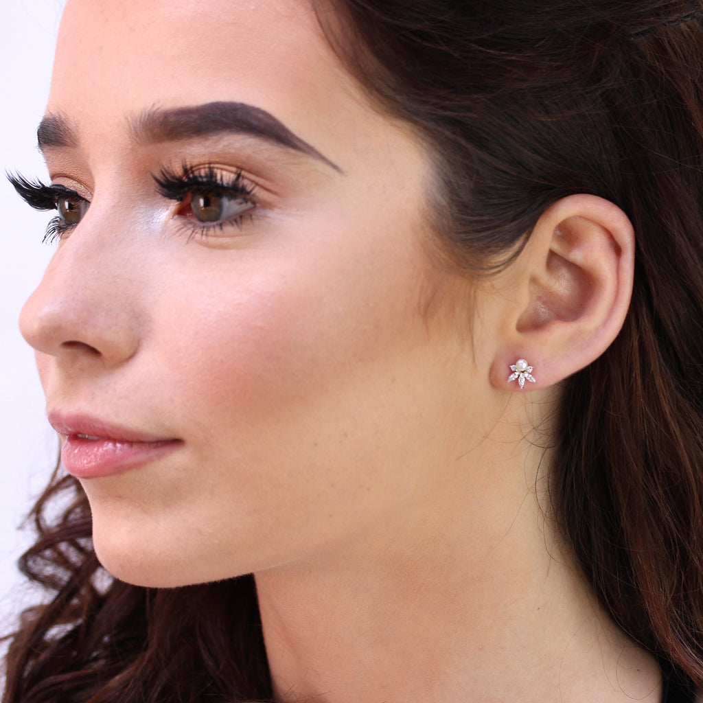 Boucles d'oreilles à tige en argent sterling avec perles synthétiques et zircones cubiques transparents