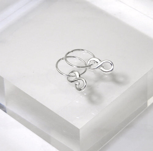 Boucles d'oreilles créoles en argent sterling avec breloque infini de 12 mm