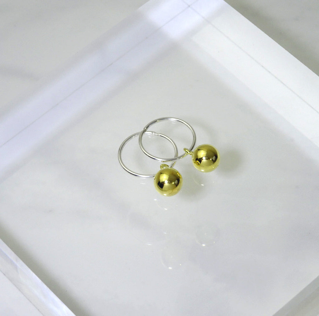 Boucles d'oreilles créoles en argent sterling plaqué or avec breloque boule de 12 mm