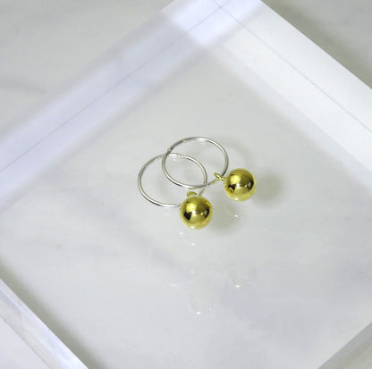 Boucles d'oreilles créoles en argent sterling plaqué or avec breloque boule de 12 mm