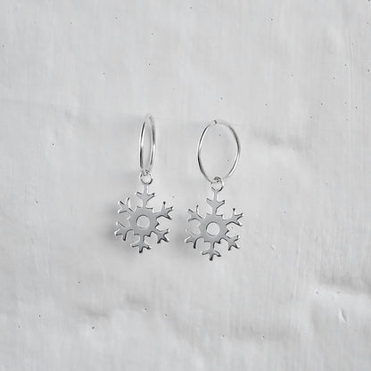 Boucles d'oreilles créoles en argent sterling avec breloque flocon de neige de 12 mm