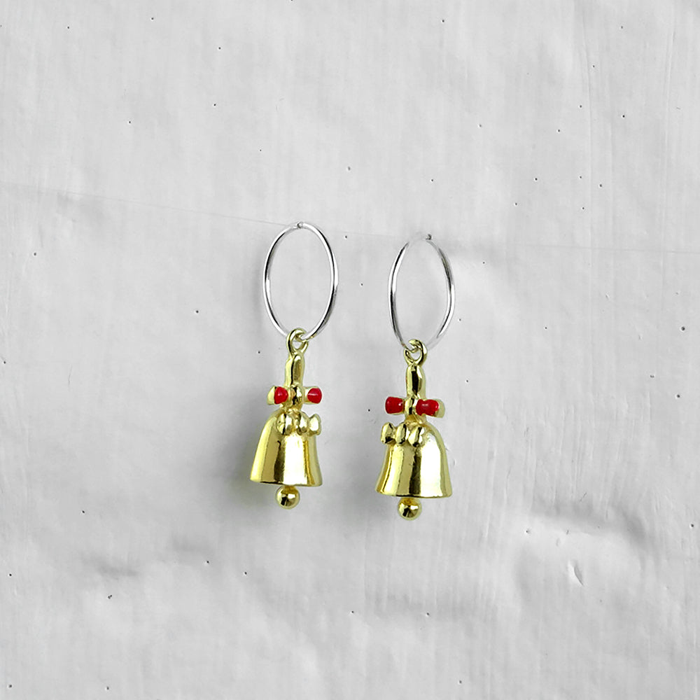 Boucles d'oreilles créoles en argent sterling plaqué or avec breloque Jingle Bell de 12 mm