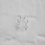 Boucles d'oreilles créoles en argent sterling avec breloques en forme de croix de 12 mm