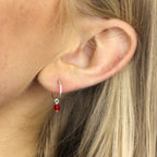 Boucles d'oreilles créoles en argent sterling avec perles de cristal CZ rouges de 12 mm