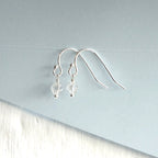 Boucles d'oreilles pendantes en argent sterling avec perles en oxyde de zirconium transparent