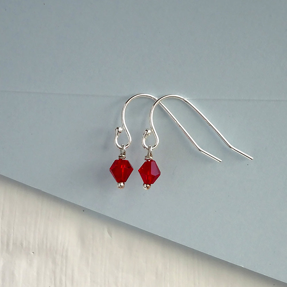 Boucles d'oreilles crochet en argent sterling et perles en oxyde de zirconium rouge