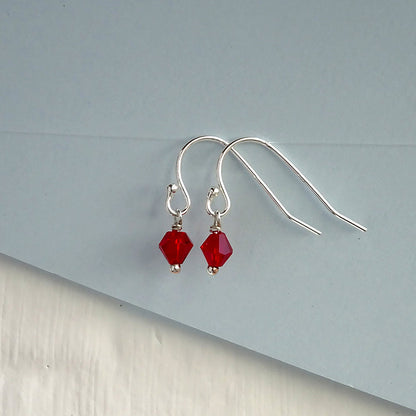 Boucles d'oreilles crochet en argent sterling et perles en oxyde de zirconium rouge