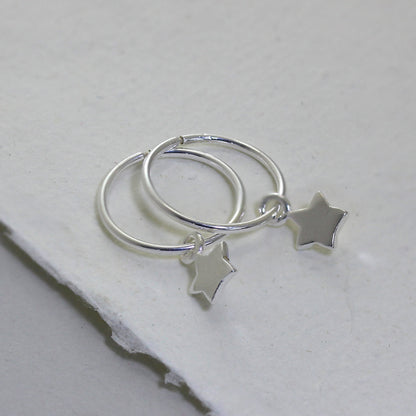 Boucles d'oreilles créoles en argent sterling avec breloques en forme de petite étoile de 12 mm