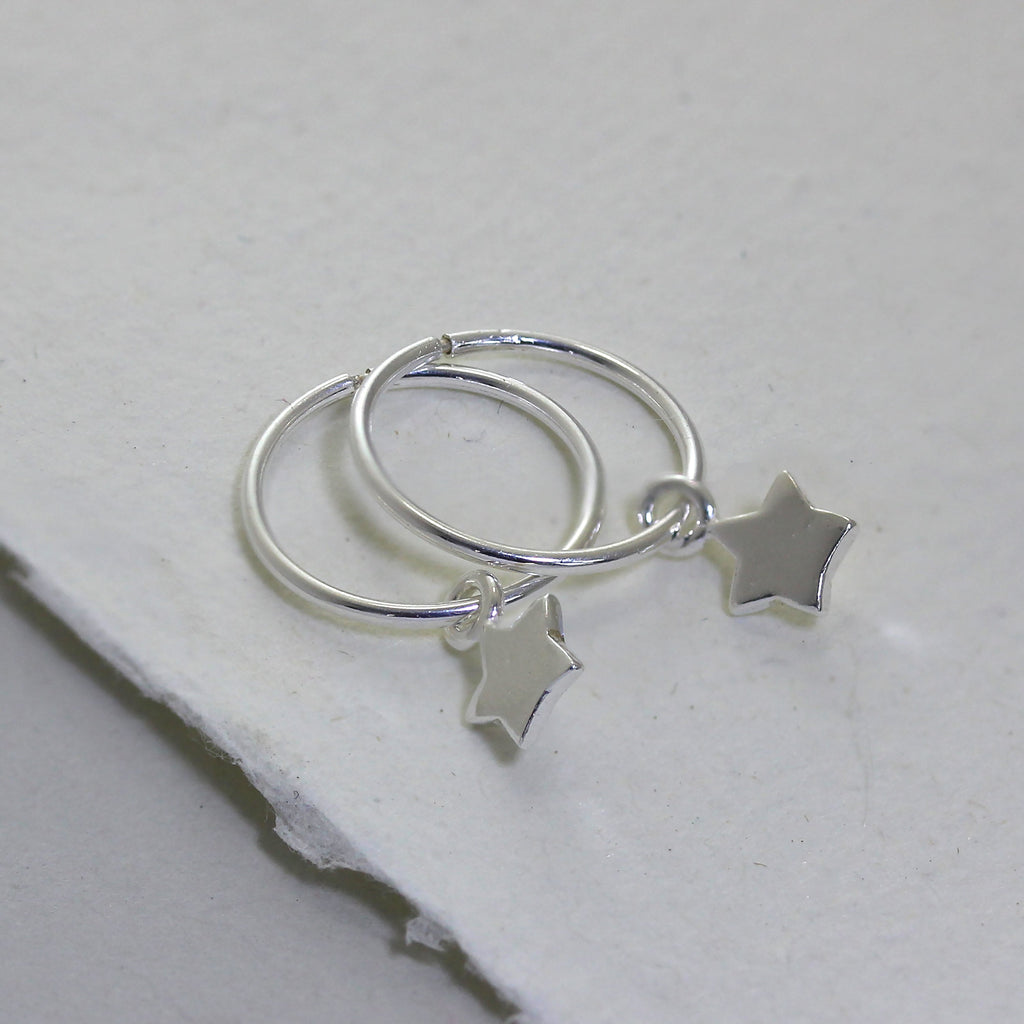 Boucles d'oreilles créoles en argent sterling avec breloques en forme de petite étoile de 12 mm
