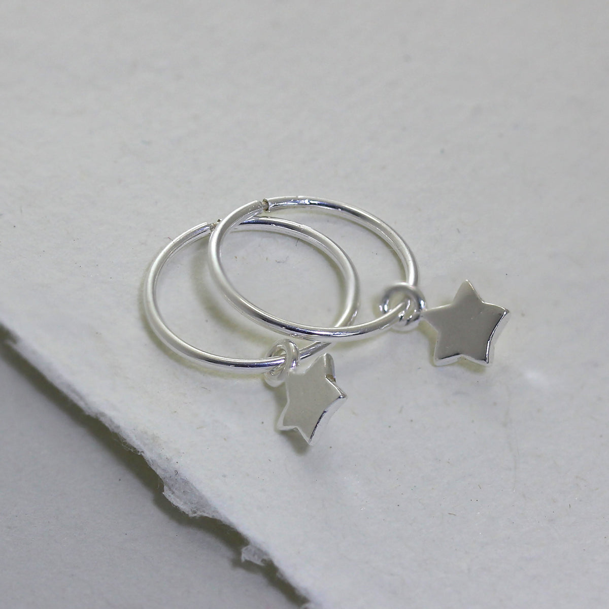 Boucles d'oreilles créoles en argent sterling avec breloques en forme de petite étoile de 12 mm