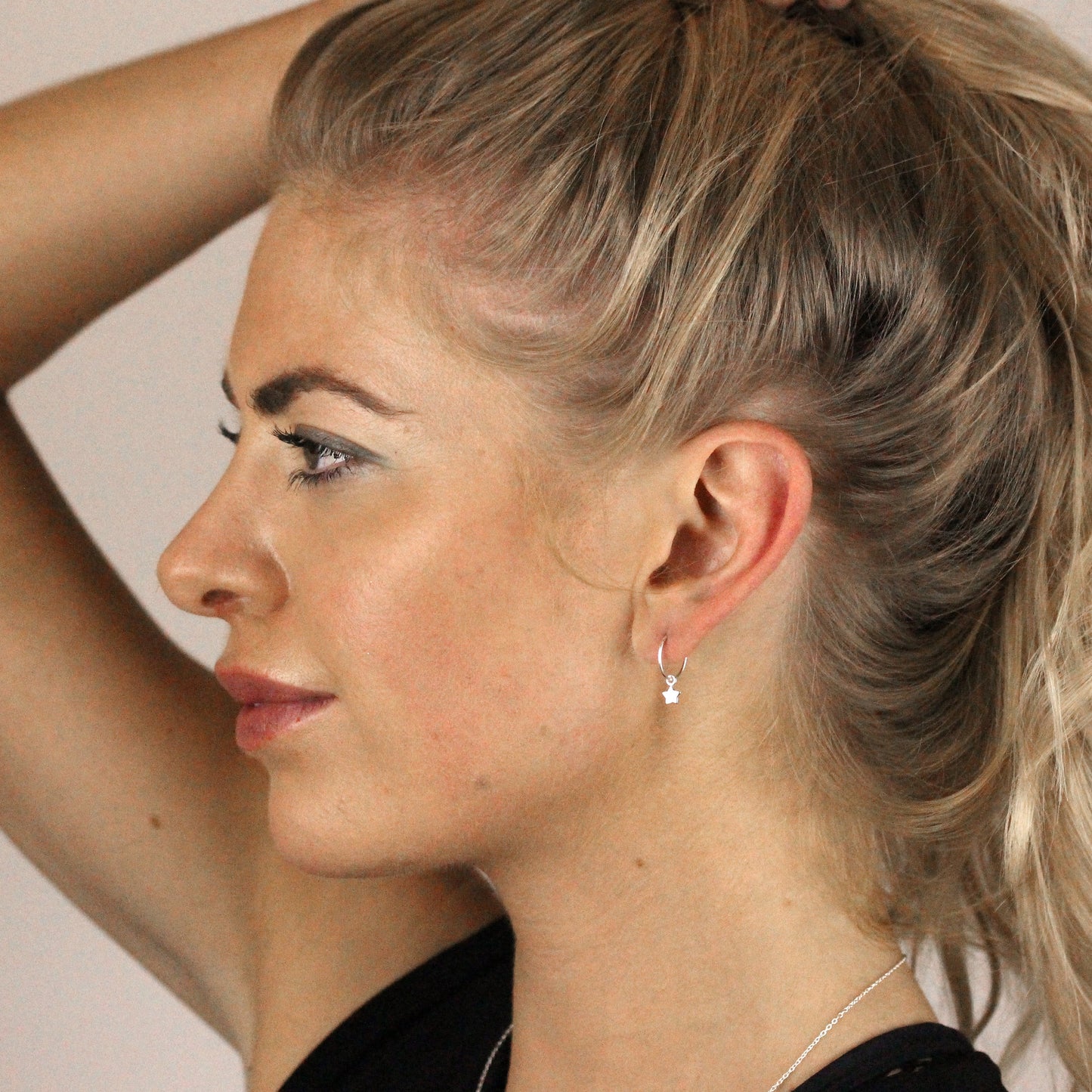 Boucles d'oreilles créoles en argent sterling avec breloques en forme de petite étoile de 12 mm