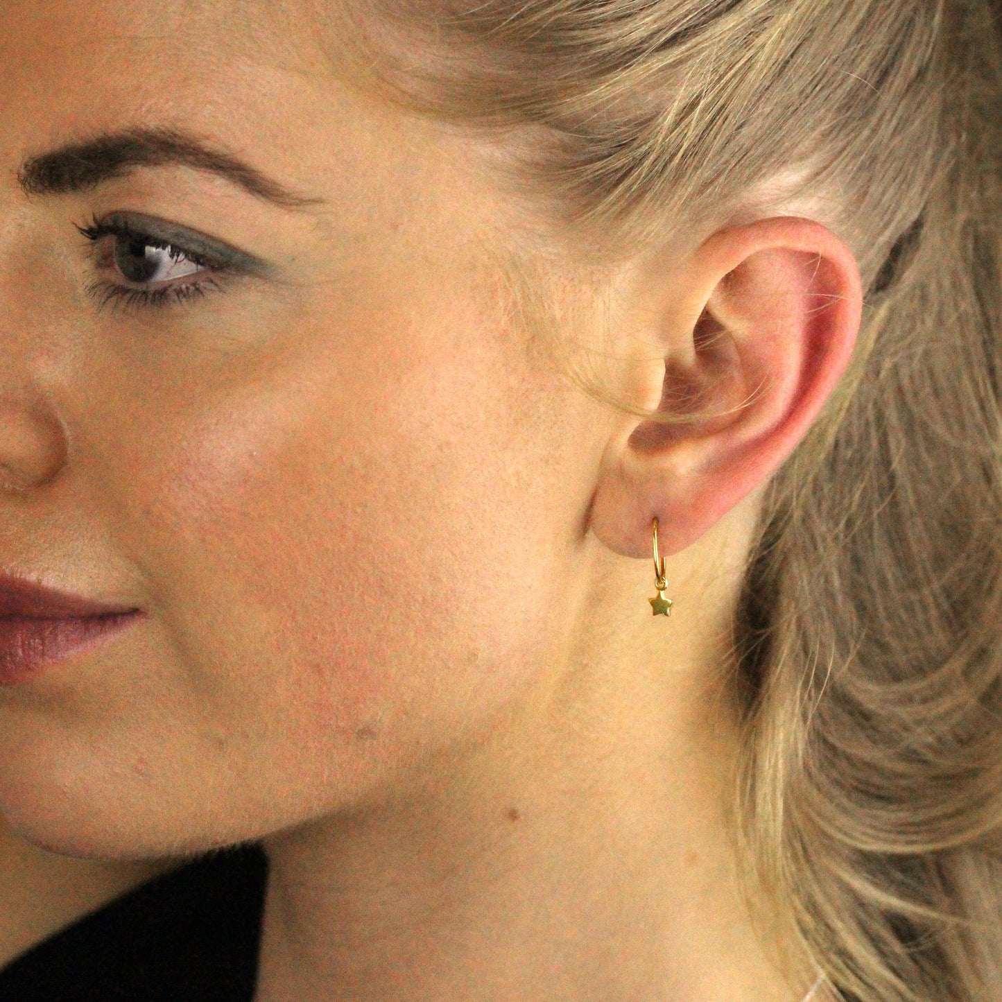 Boucles d'oreilles créoles en argent sterling plaqué or avec breloques en forme d'étoile minuscule de 12 mm