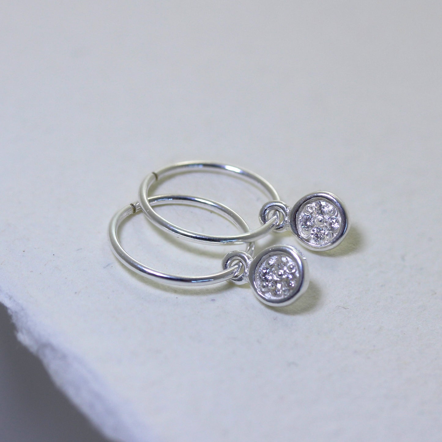 Boucles d'oreilles créoles rondes en argent sterling avec zircones cubiques transparents de 12 mm