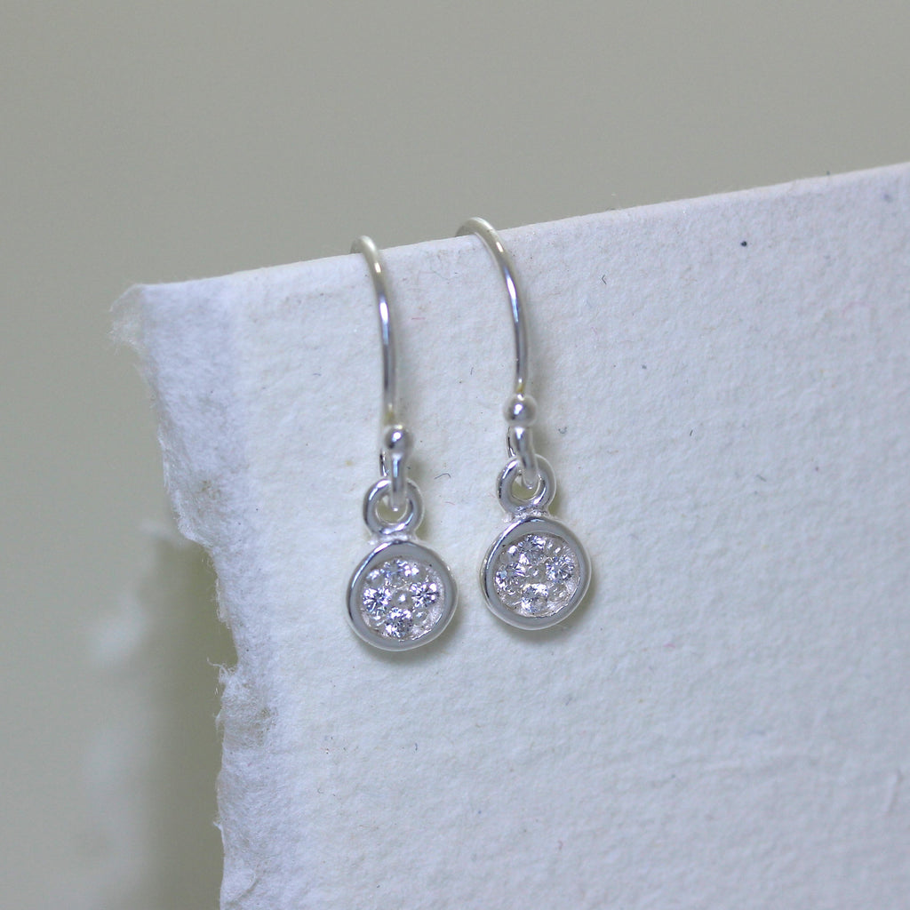 Boucles d'oreilles pendantes rondes en argent sterling avec hameçon et zircones cubiques transparents