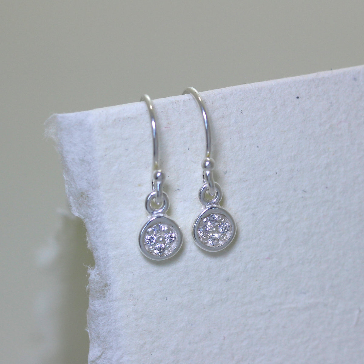 Boucles d'oreilles pendantes rondes en argent sterling avec hameçon et zircones cubiques transparents