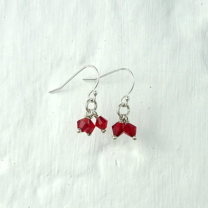 Boucles d'oreilles triple crochet en argent sterling avec perles en oxyde de zirconium rouge