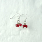Boucles d'oreilles triple crochet en argent sterling avec perles en oxyde de zirconium rouge