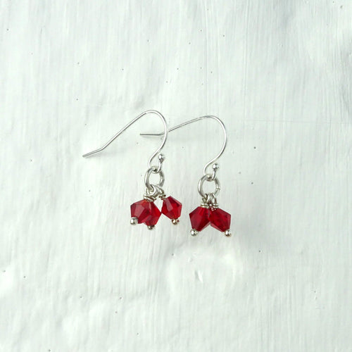 Boucles d'oreilles triple crochet en argent sterling avec perles en oxyde de zirconium rouge