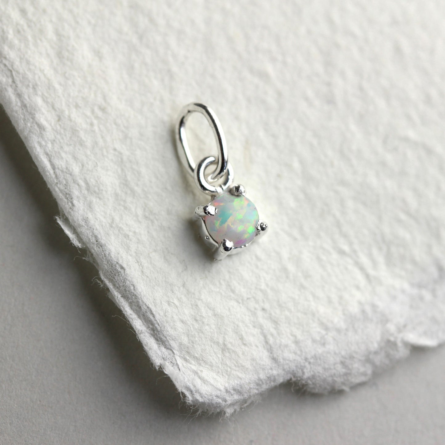 Breloque griffe en argent sterling avec opale et pierre de naissance d'octobre