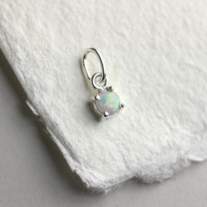 Breloque griffe en argent sterling avec opale et pierre de naissance d'octobre