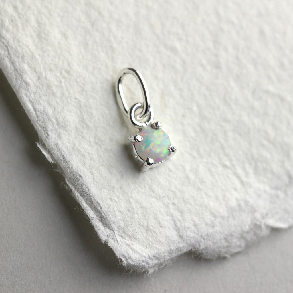 Breloque griffe en argent sterling avec opale et pierre de naissance d'octobre