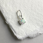 Breloque griffe en argent sterling avec opale et pierre de naissance d'octobre