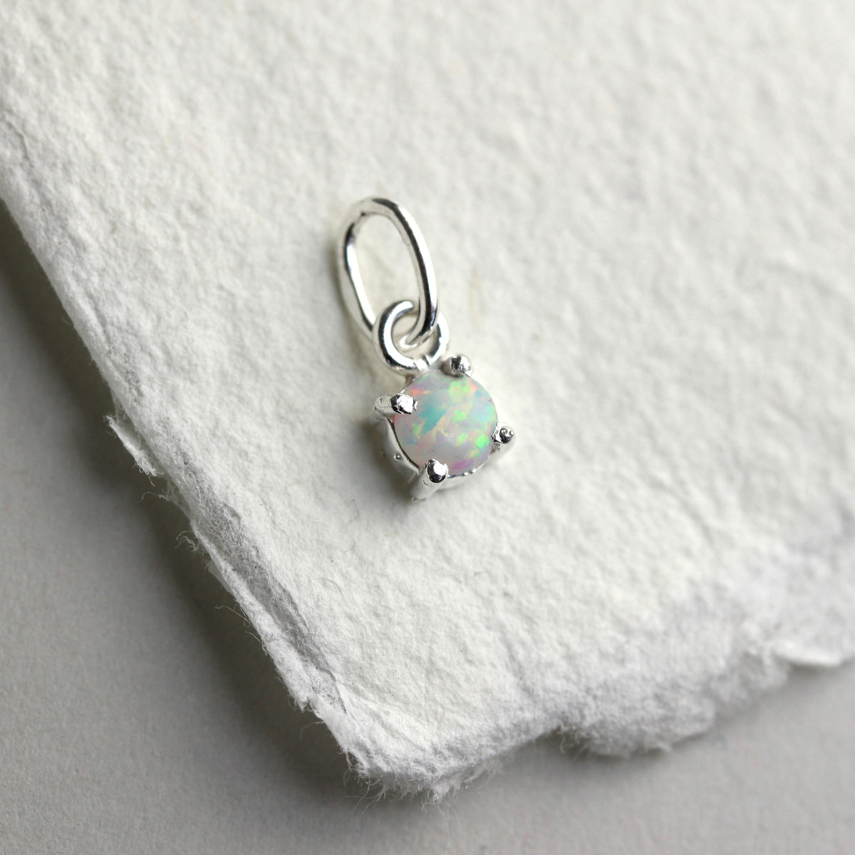 Breloque griffe en argent sterling avec opale et pierre de naissance d'octobre