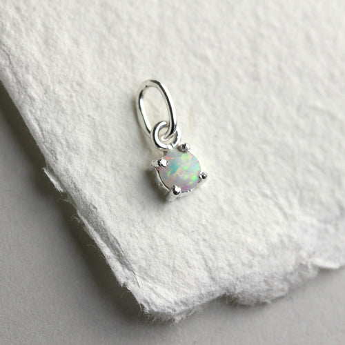 Breloque griffe en argent sterling avec opale et pierre de naissance d'octobre