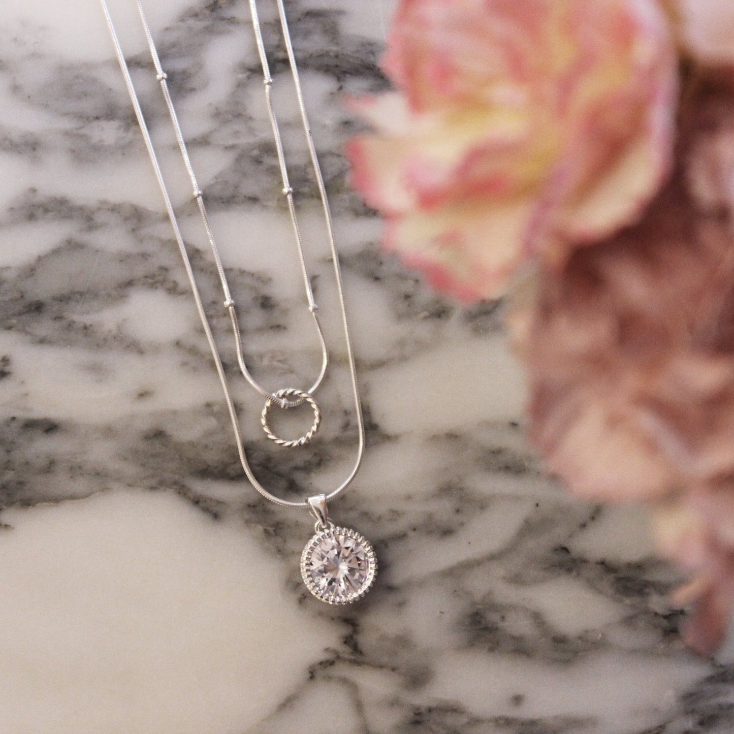 Collier en argent sterling avec double couche de zircons cubiques et anneau torsadé