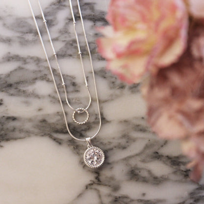 Collier en argent sterling avec double couche de zircons cubiques et anneau torsadé