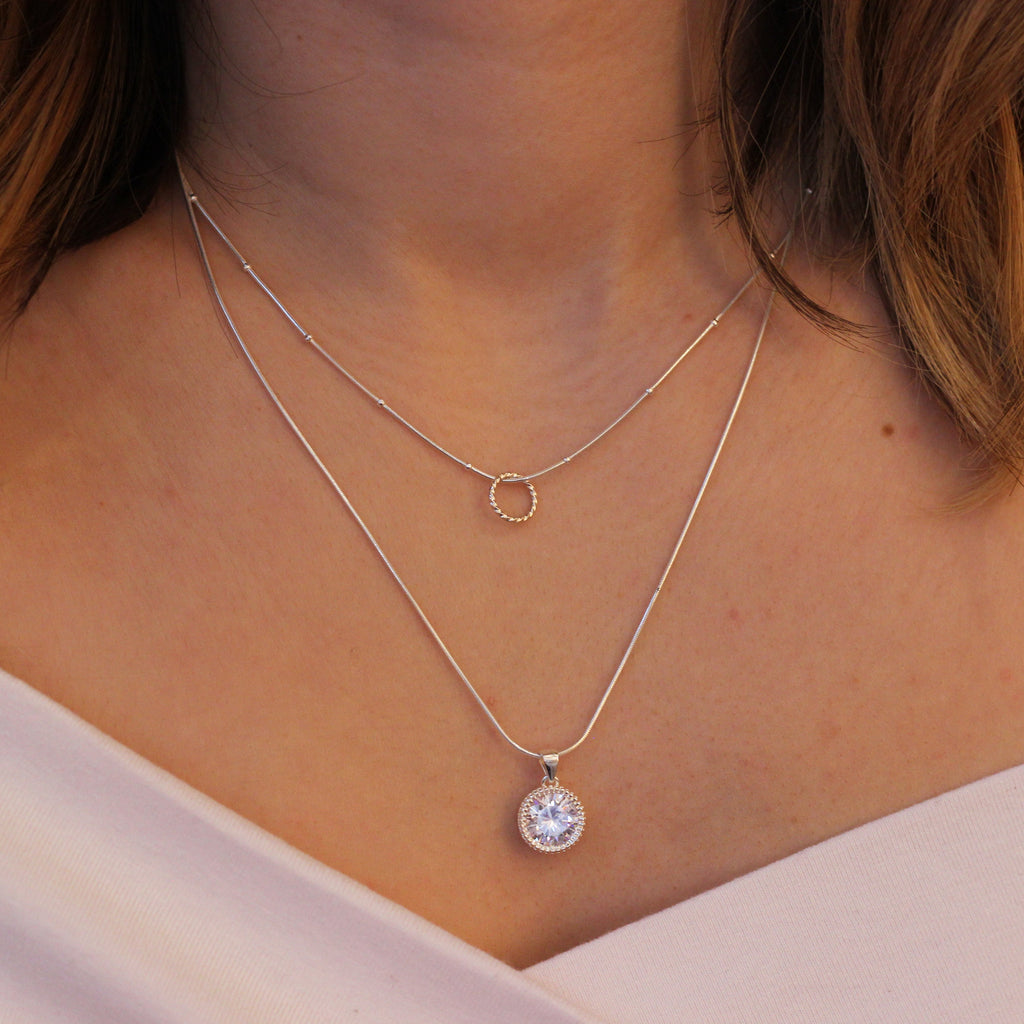 Collier en argent sterling avec double couche de zircons cubiques et anneau torsadé