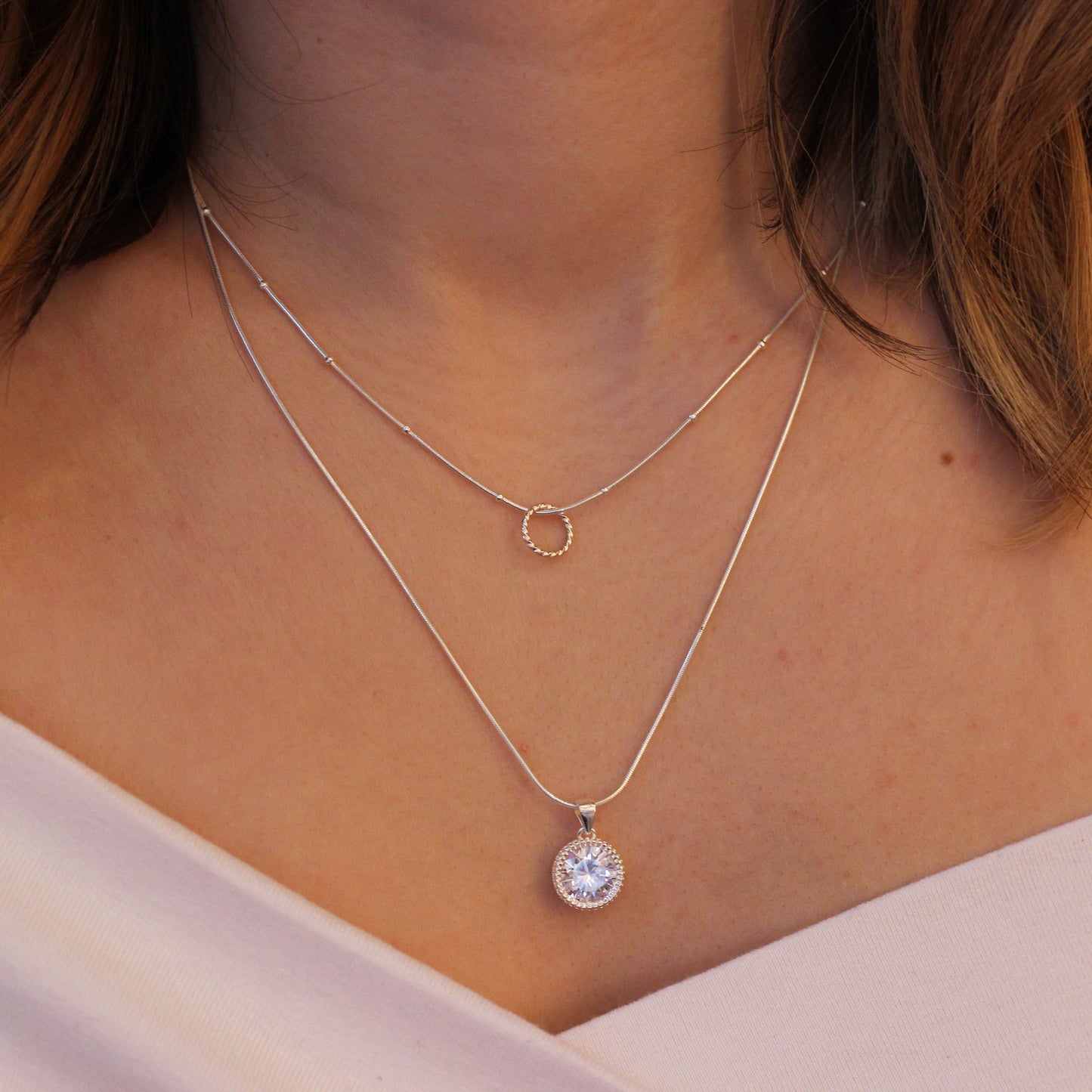 Collier en argent sterling avec double couche de zircons cubiques et anneau torsadé