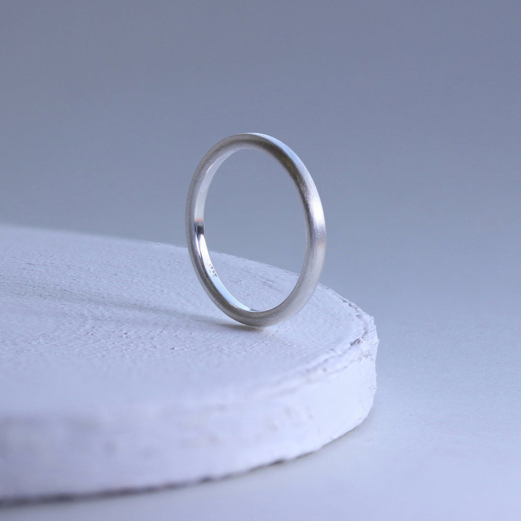 Petite bague empilable en argent sterling avec finition mate