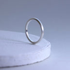 Petite bague empilable en argent sterling avec finition mate