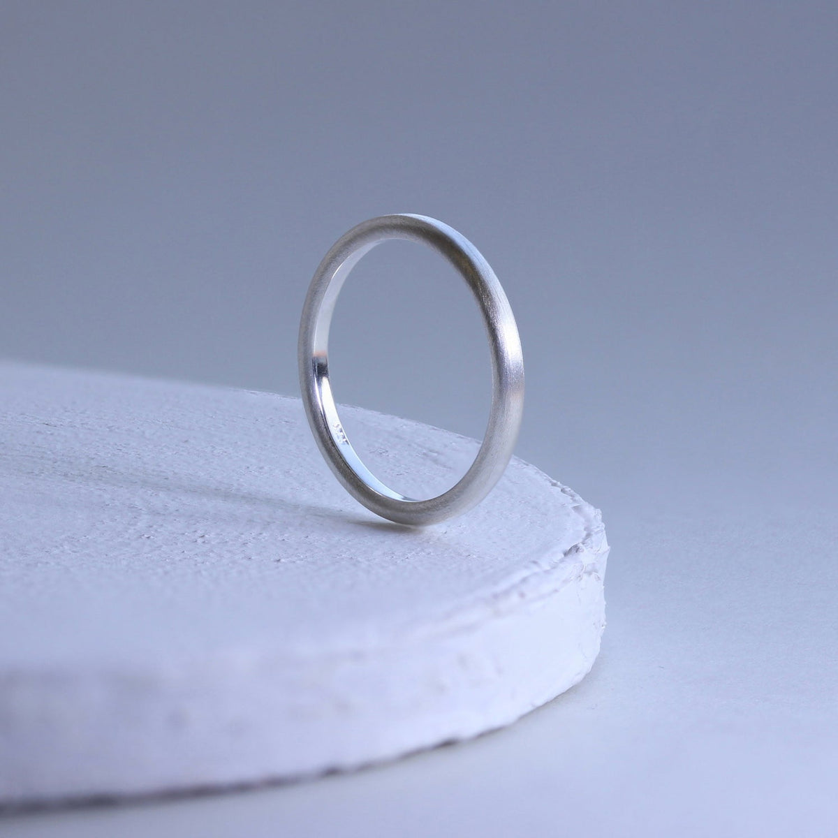 Petite bague empilable en argent sterling avec finition mate