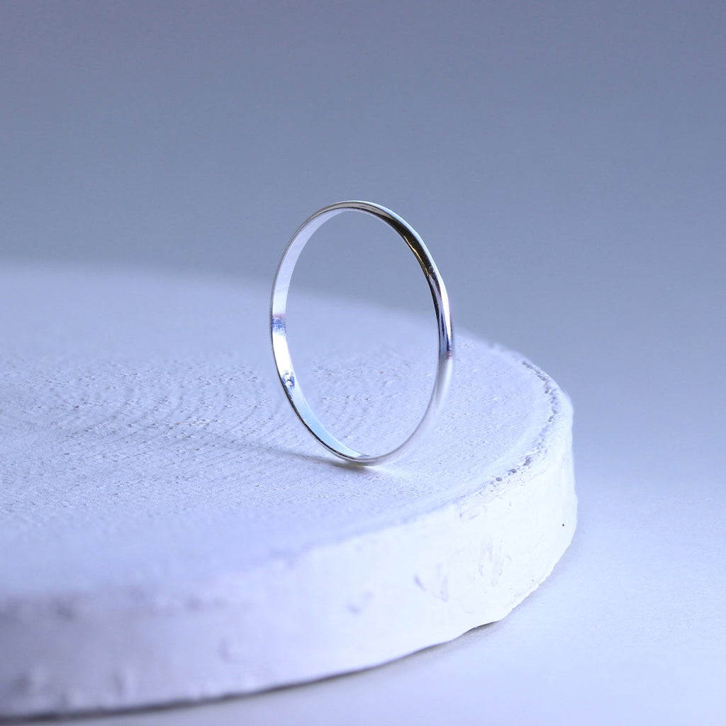Petite bague empilable unie en argent sterling de 1 mm