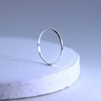 Petite bague empilable unie en argent sterling de 1 mm