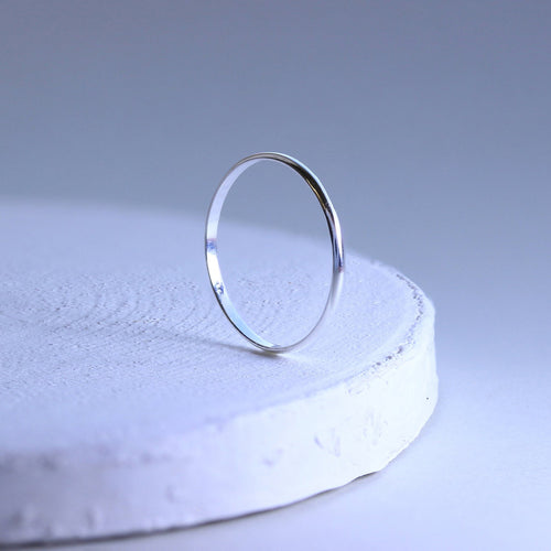 Petite bague empilable unie en argent sterling de 1 mm