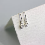 Boucles d'oreilles pendantes en argent sterling avec zircone cubique transparent et pierre de naissance d'avril