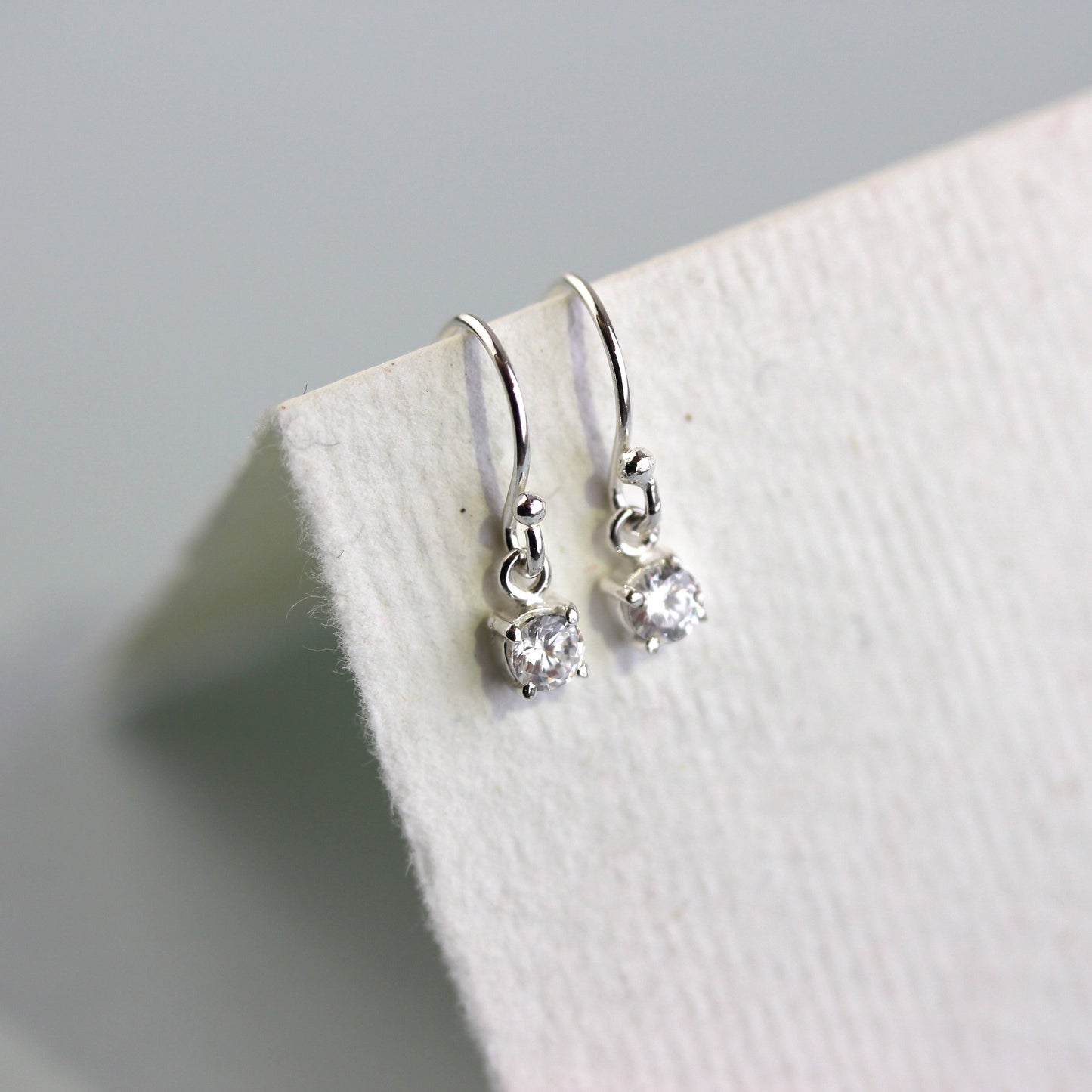 Boucles d'oreilles pendantes en argent sterling avec zircone cubique transparent et pierre de naissance d'avril