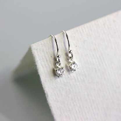 Boucles d'oreilles pendantes en argent sterling avec zircone cubique transparent et pierre de naissance d'avril