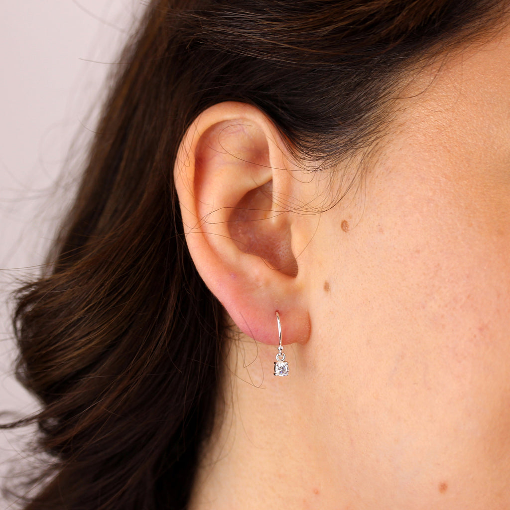 Boucles d'oreilles pendantes en argent sterling avec zircone cubique transparent et pierre de naissance d'avril