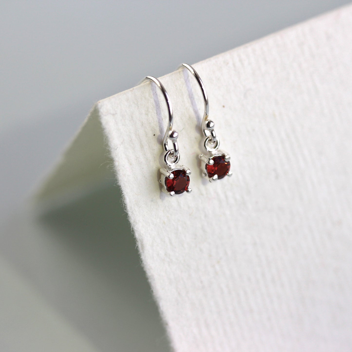 Boucles d'oreilles pendantes en argent sterling avec grenat et zircone cubique, pierre de naissance de janvier