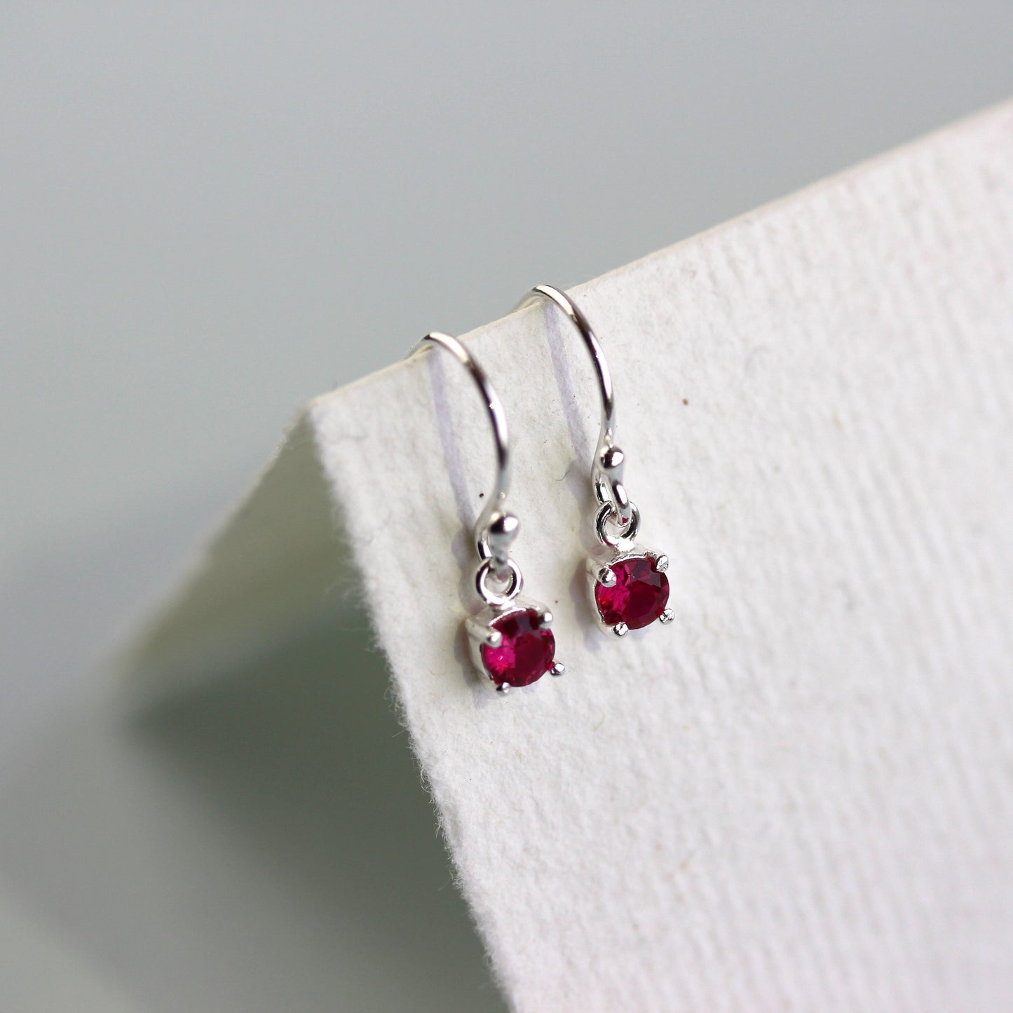 Boucles d'oreilles pendantes en argent sterling avec rubis et zircone cubique, pierre de naissance de juillet