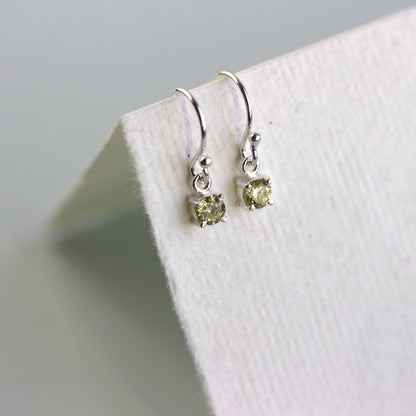Boucles d'oreilles pendantes en argent sterling avec péridot et pierre de naissance d'août