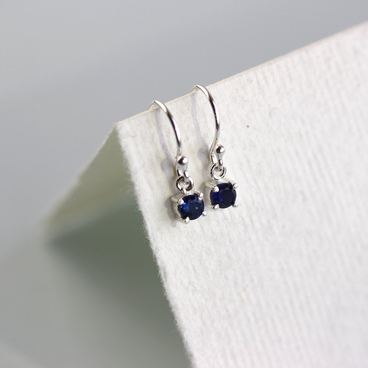 Boucles d'oreilles pendantes en argent sterling avec saphir et zircone cubique, pierre de naissance de septembre