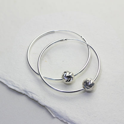 Boucles d'oreilles créoles en argent sterling de 22 mm avec perles boules taillées en chevron
