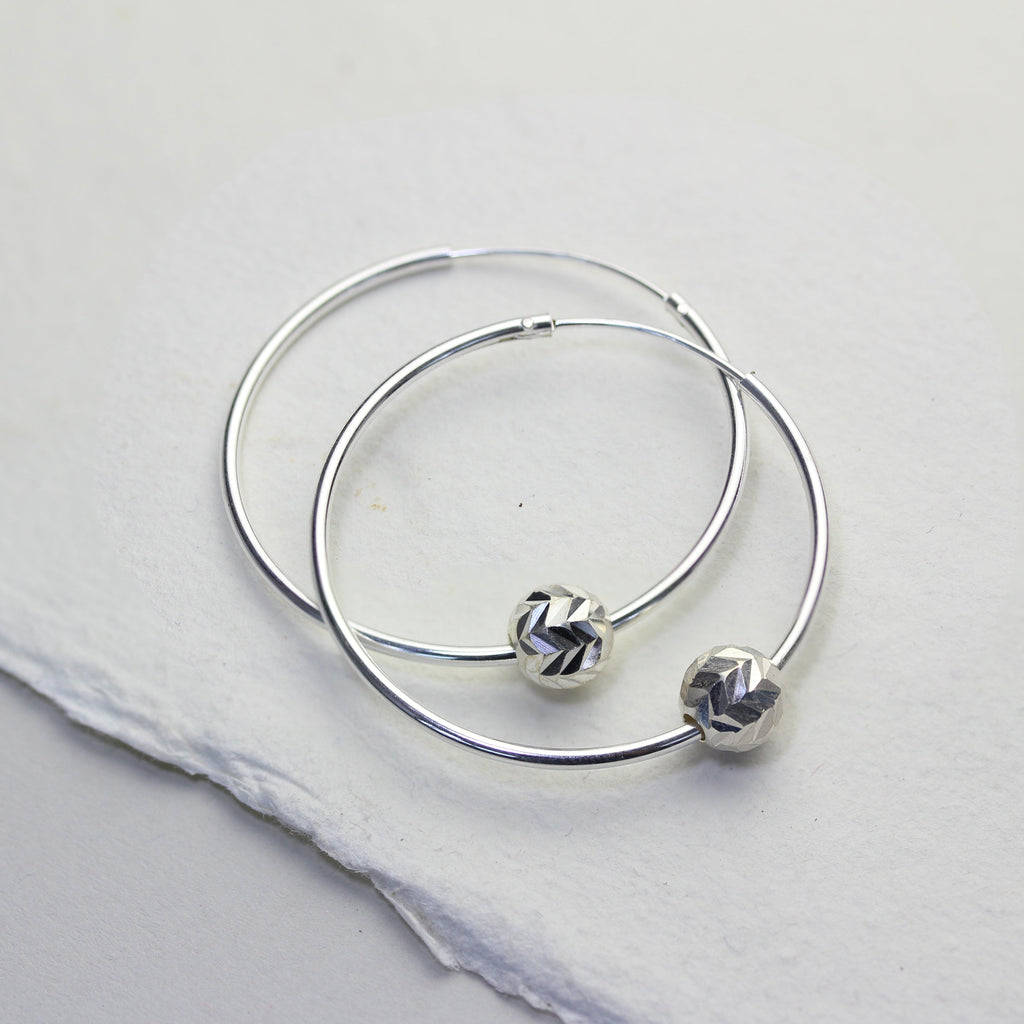 Boucles d'oreilles créoles en argent sterling de 22 mm avec perles boules taillées en chevron