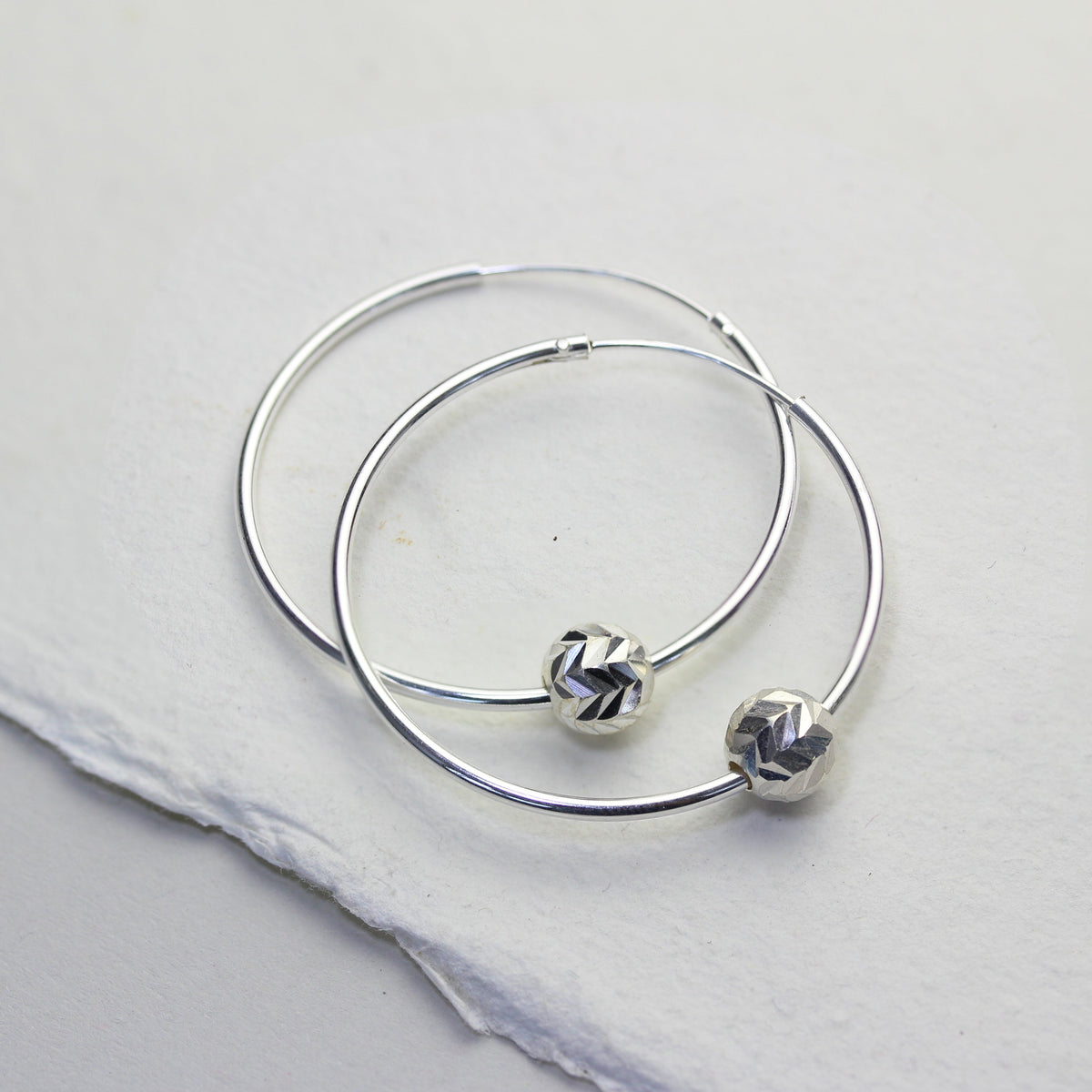 Boucles d'oreilles créoles en argent sterling de 22 mm avec perles boules taillées en chevron